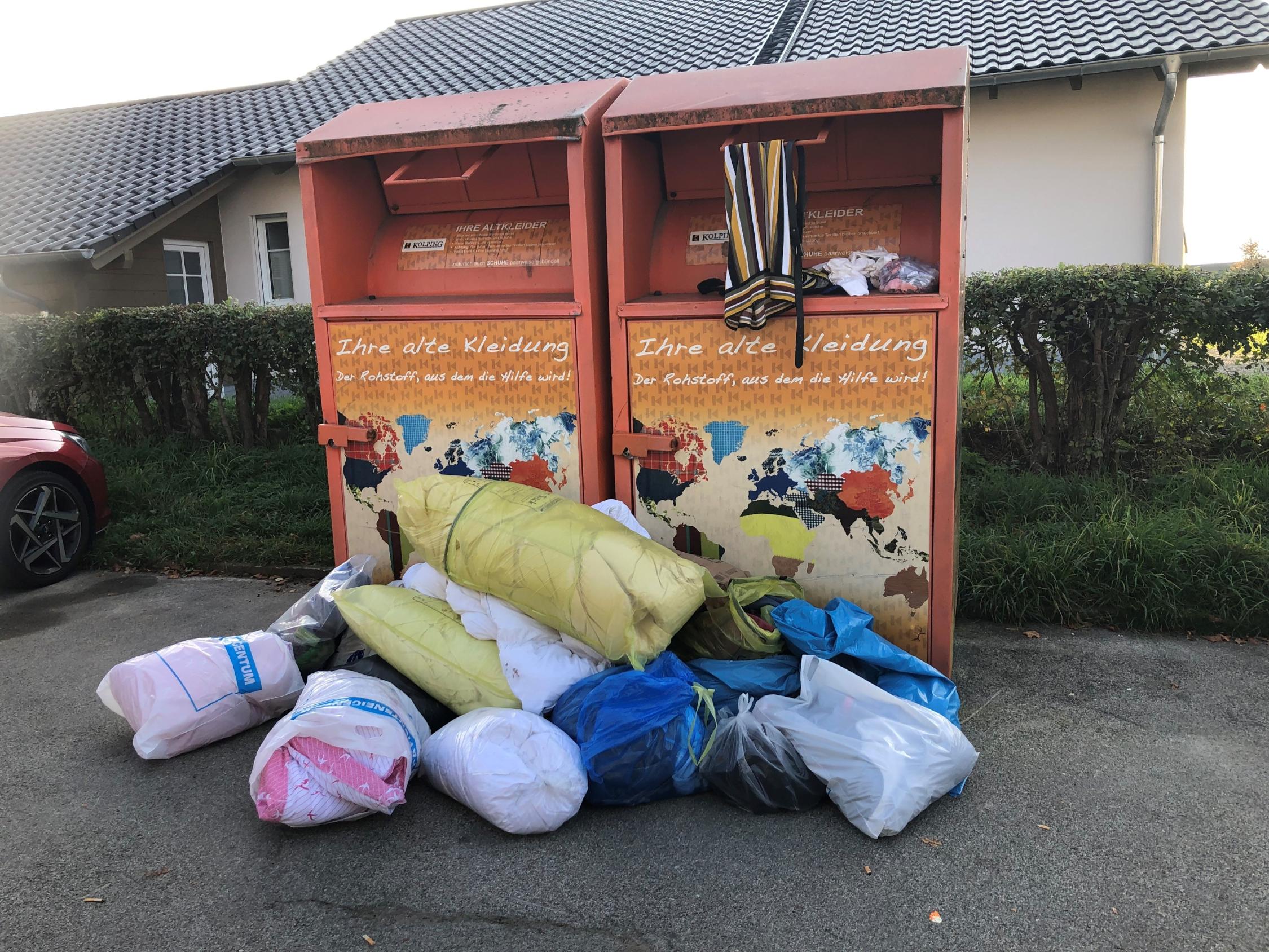 Alkleiderkontainer voll