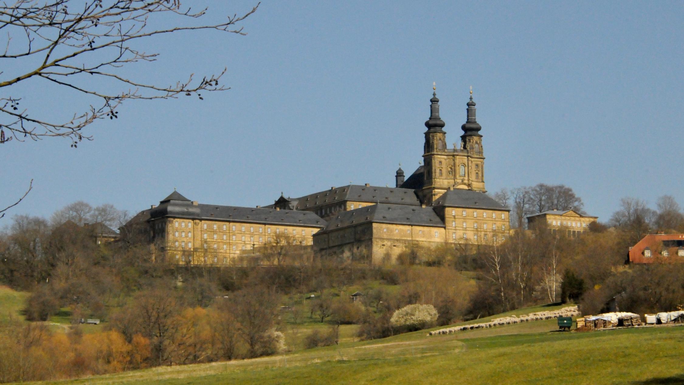 Blick auf Kloster Banz im Itztal bei sonnigem Wetter