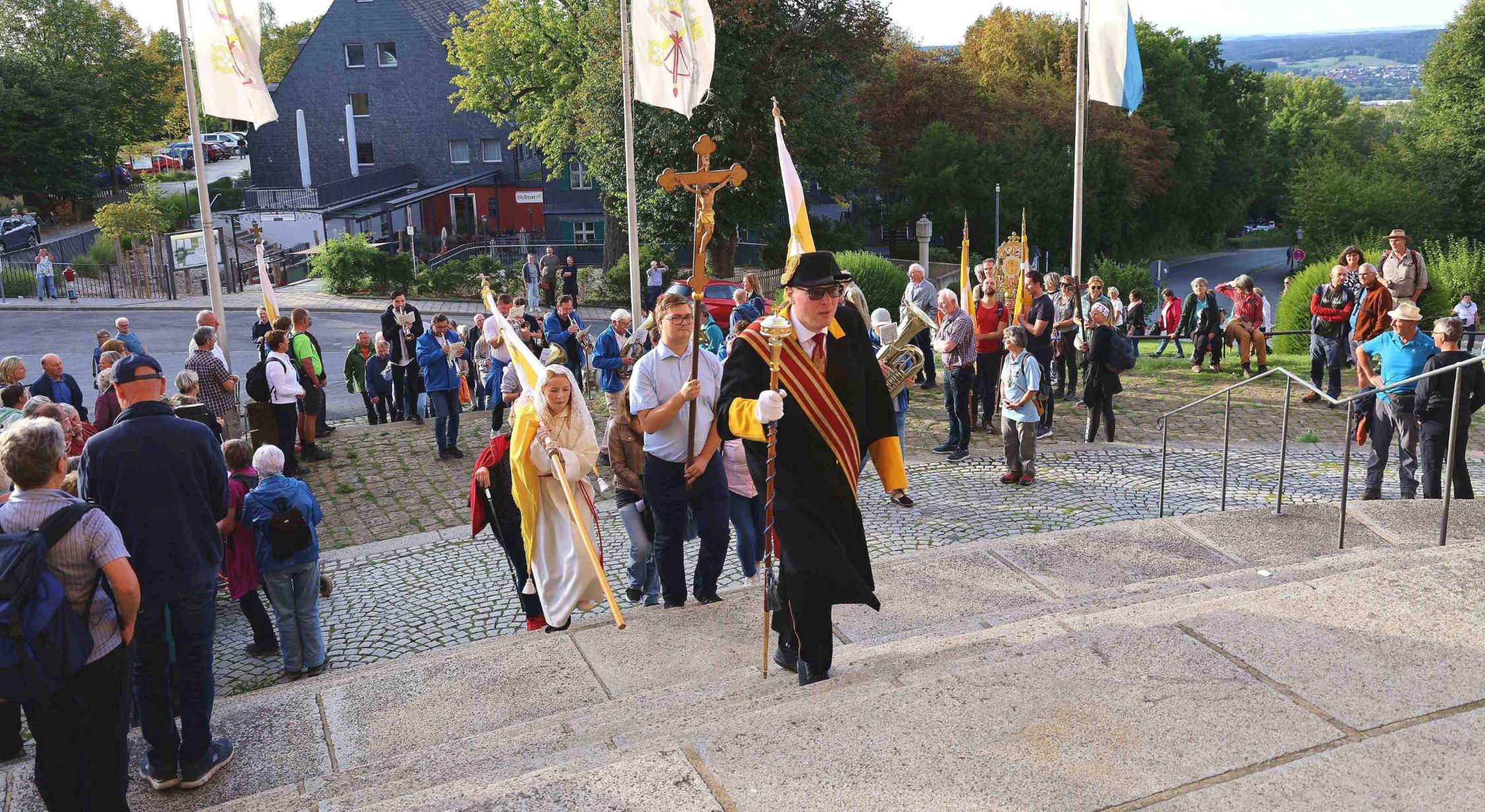 Dekanatswallfahrt_0002 Die Pilger der Dekantswallfahrt zieht in die Wallfahrtsbasilika ein.