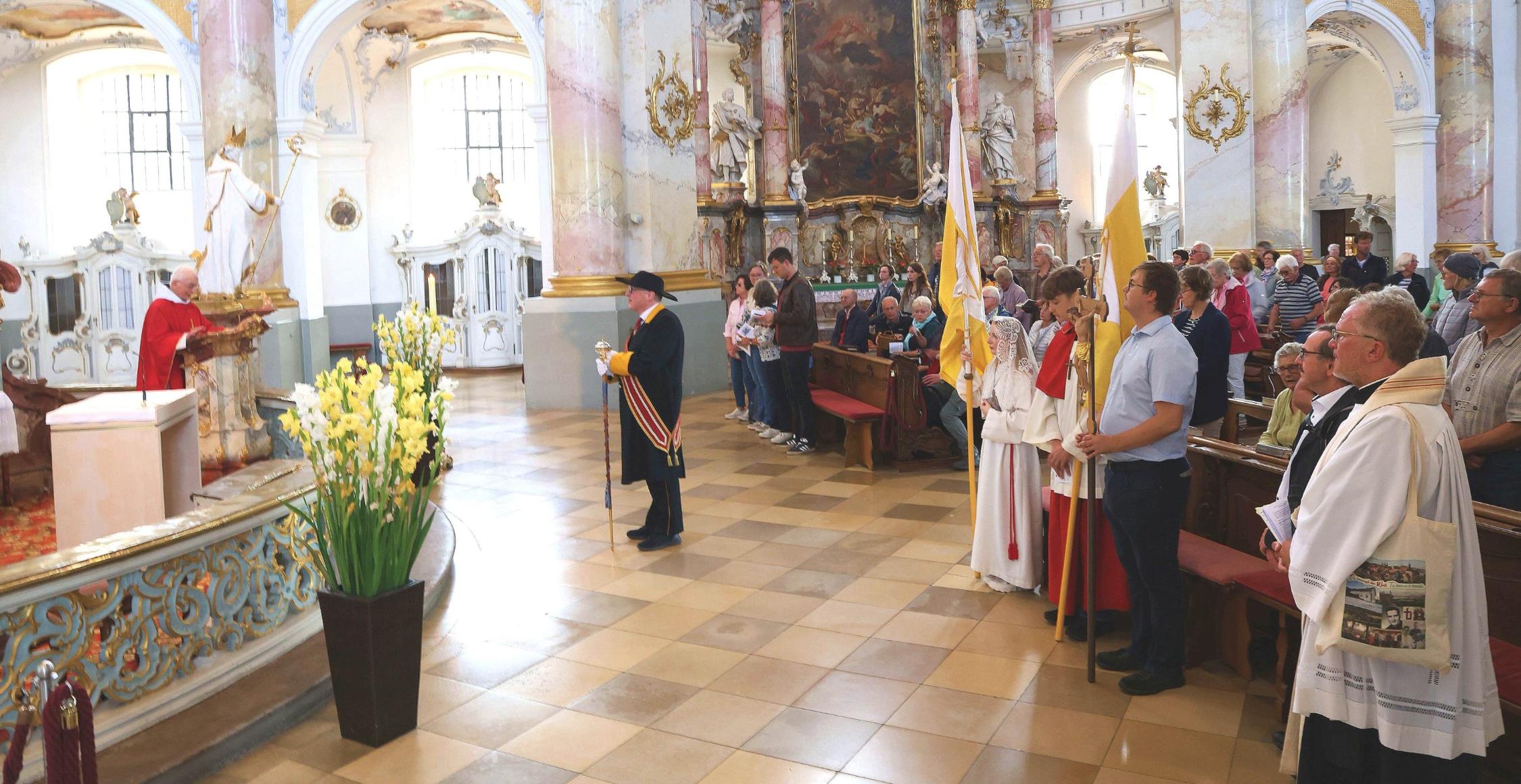 Dekanatswallfahrt_0013 In der Basilika wurde die Wallfahrt aus dem Dekanat Coburg von Pater Johannes begrüßt.