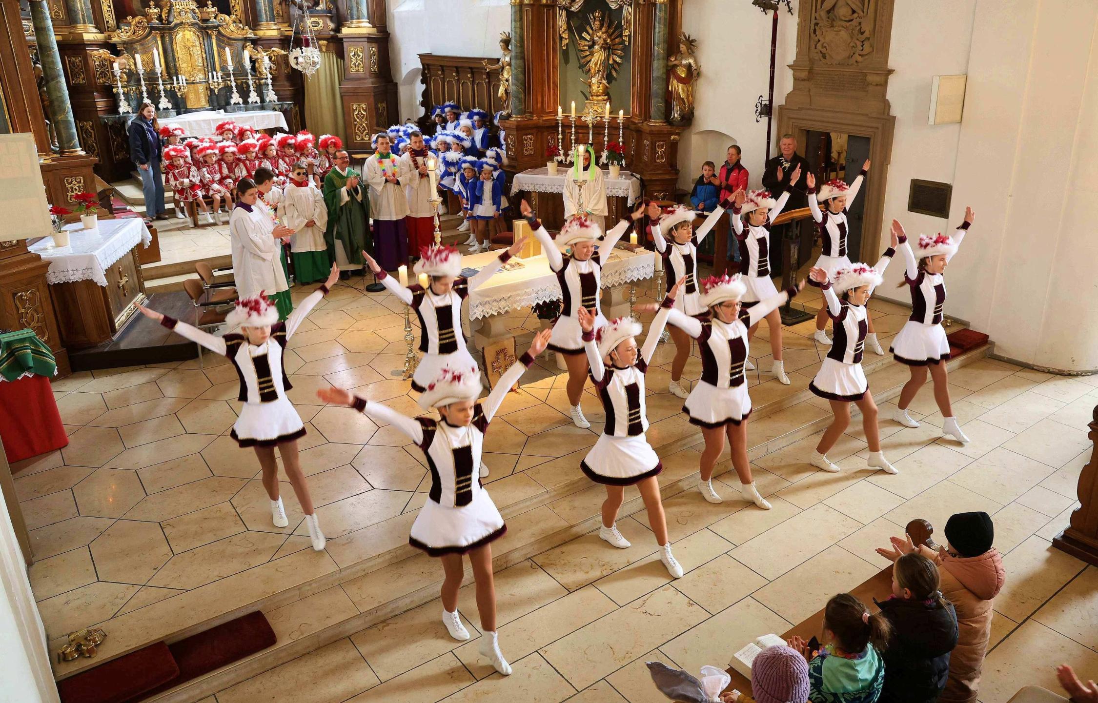 Die Jugendgarde des SKK beim Auftritt in der Staffelsteiner Pfarrkirche St.Kilian