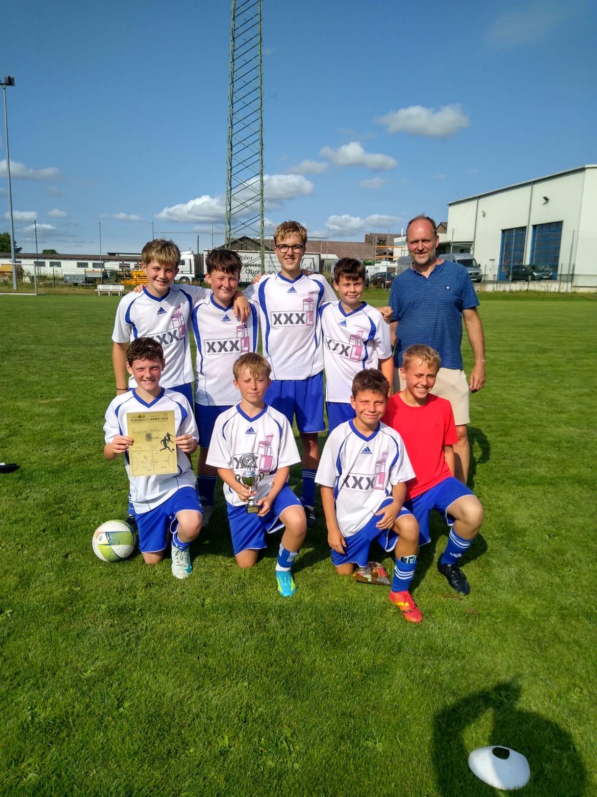 Das Siegerteam aus Kleukheim darf im kommenden Jahr das Fußballturnier ausrichten.