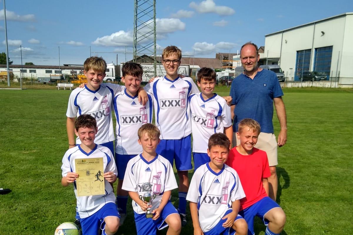 Das Siegerteam aus Kleukheim darf im kommenden Jahr das Fußballturnier ausrichten.