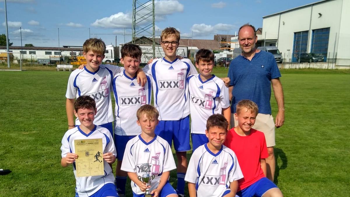 Das Siegerteam aus Kleukheim darf im kommenden Jahr das Fußballturnier ausrichten.
