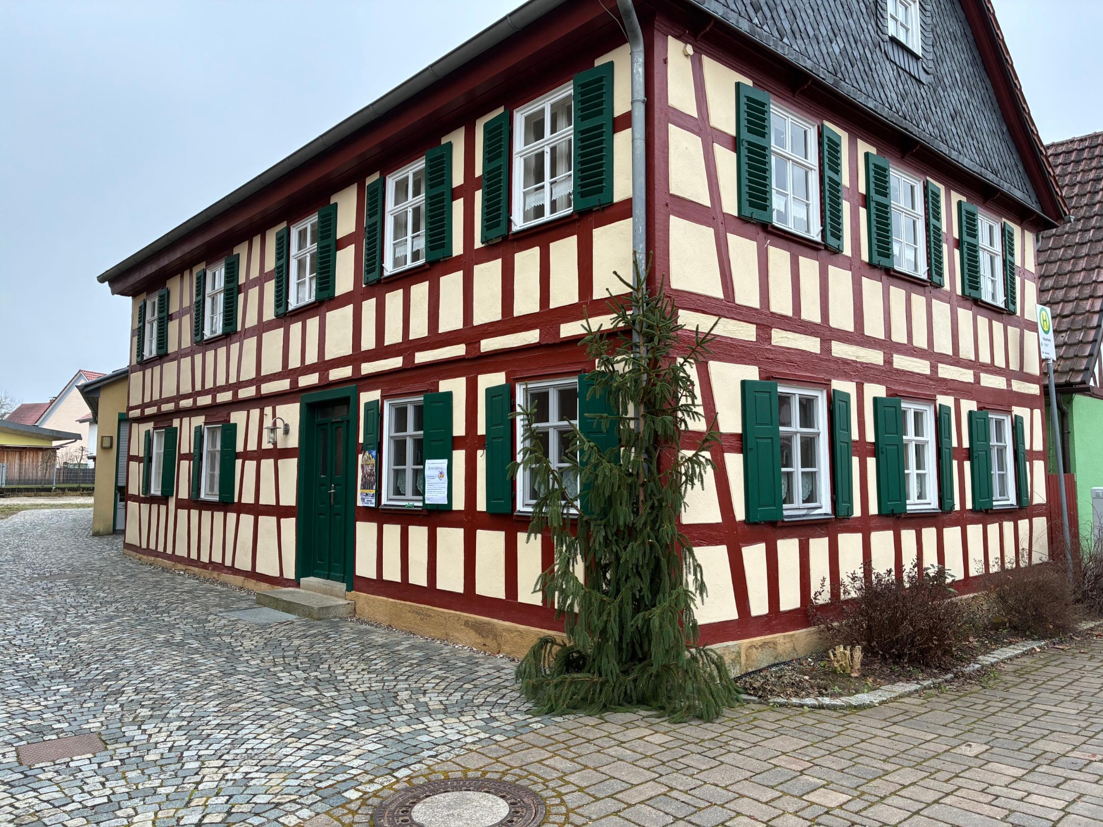 Frontansicht des Fachwerkhauses im Pfarrzentrum Kleukheim