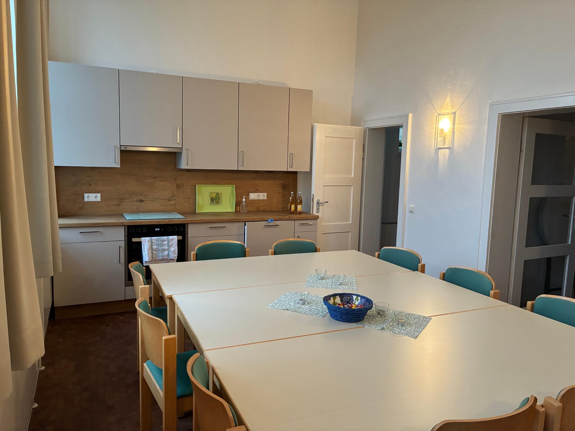 Im Pfarrhaus Banz kann man neben dem größeren Pfarrsaal auch einen kleineren Raum direkt daneben anmieten.