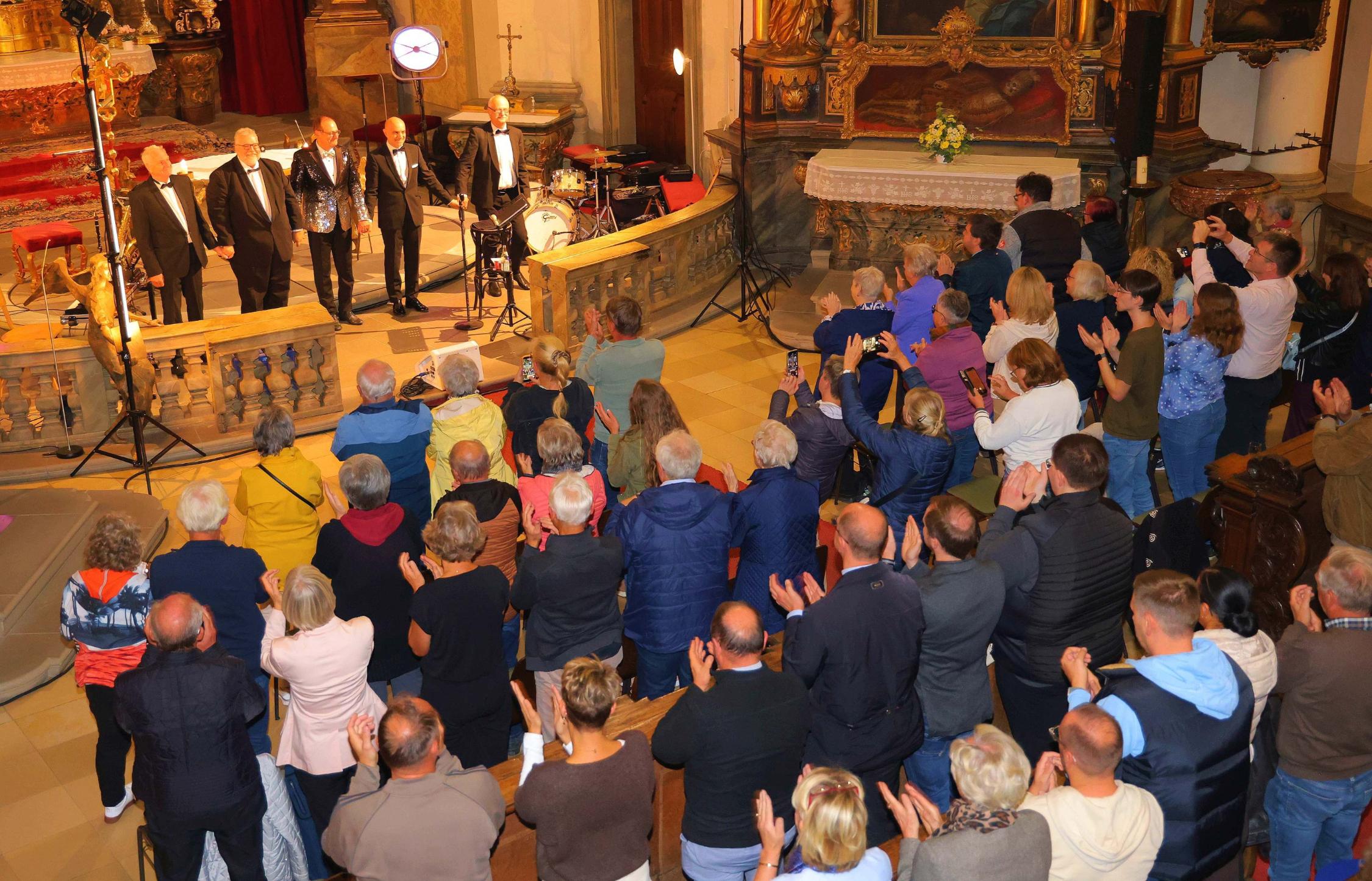 Introitus Interruptus_0064 Am Ende des Konzertes erhoben sich die Besucher und es gab einen langen Applaus, bis es eine gesangliche Zugabe gab.