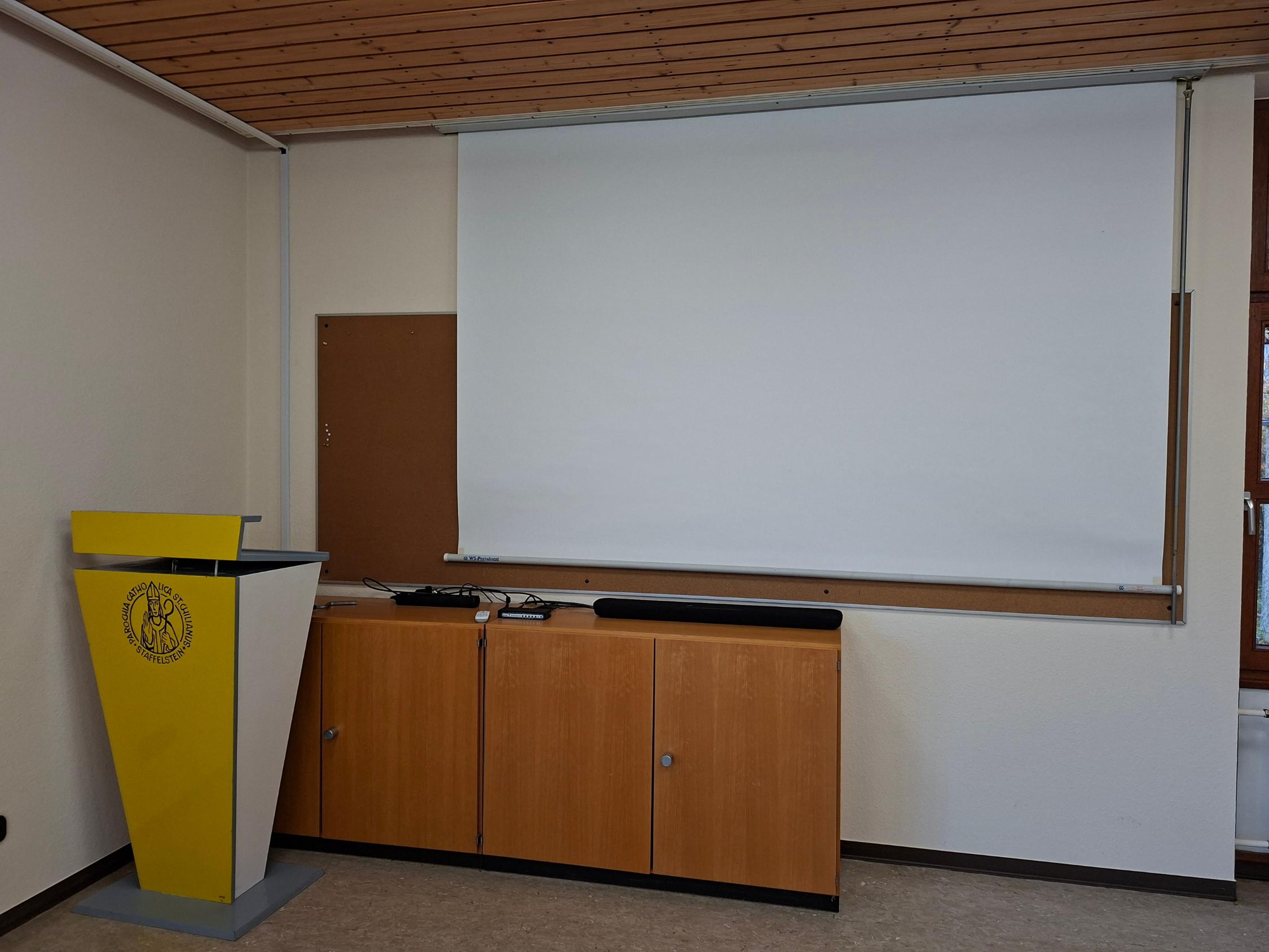 Der große Saal im Kath. Pfarrheim St. Anna in Bad Staffelstein verfügt mit Beamer, Leinwand und Flipchart über eine gute Ausstattung für Präsentationen.