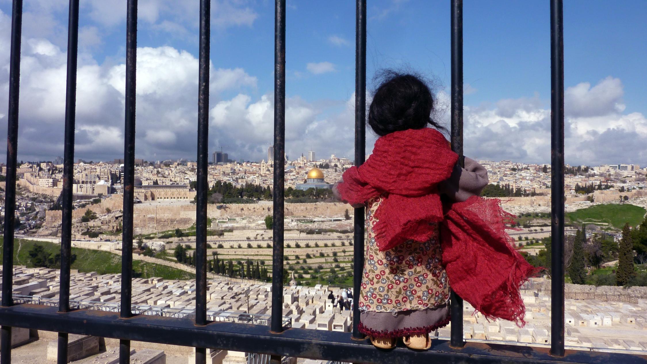 Miriam schaut vom Ölberg auf die Stadt Jerusalem