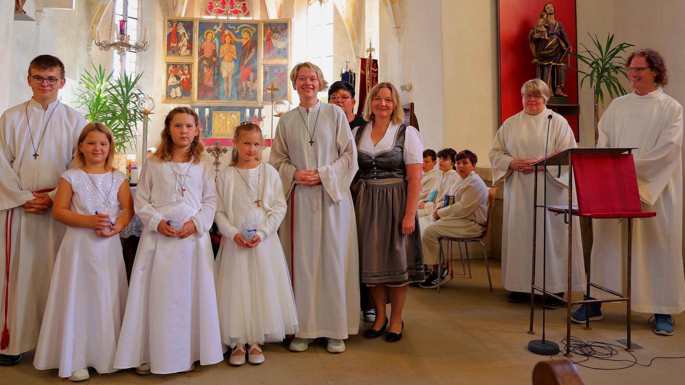 Die neuen Ministranten (v.l.) Marie Bechmann, Annika Dinkel und Marie Gründel mit den beiden Oberministranten Jakob Wudy (li) und Eva-Maria Weis. Dahinter die Ministrantenbeauftragten Andreas Lazarz und Verena Kerner sowie daneben Gottesdienstbeauftragte Kerstin Weis und Gemeindereferent Matthias Beck.