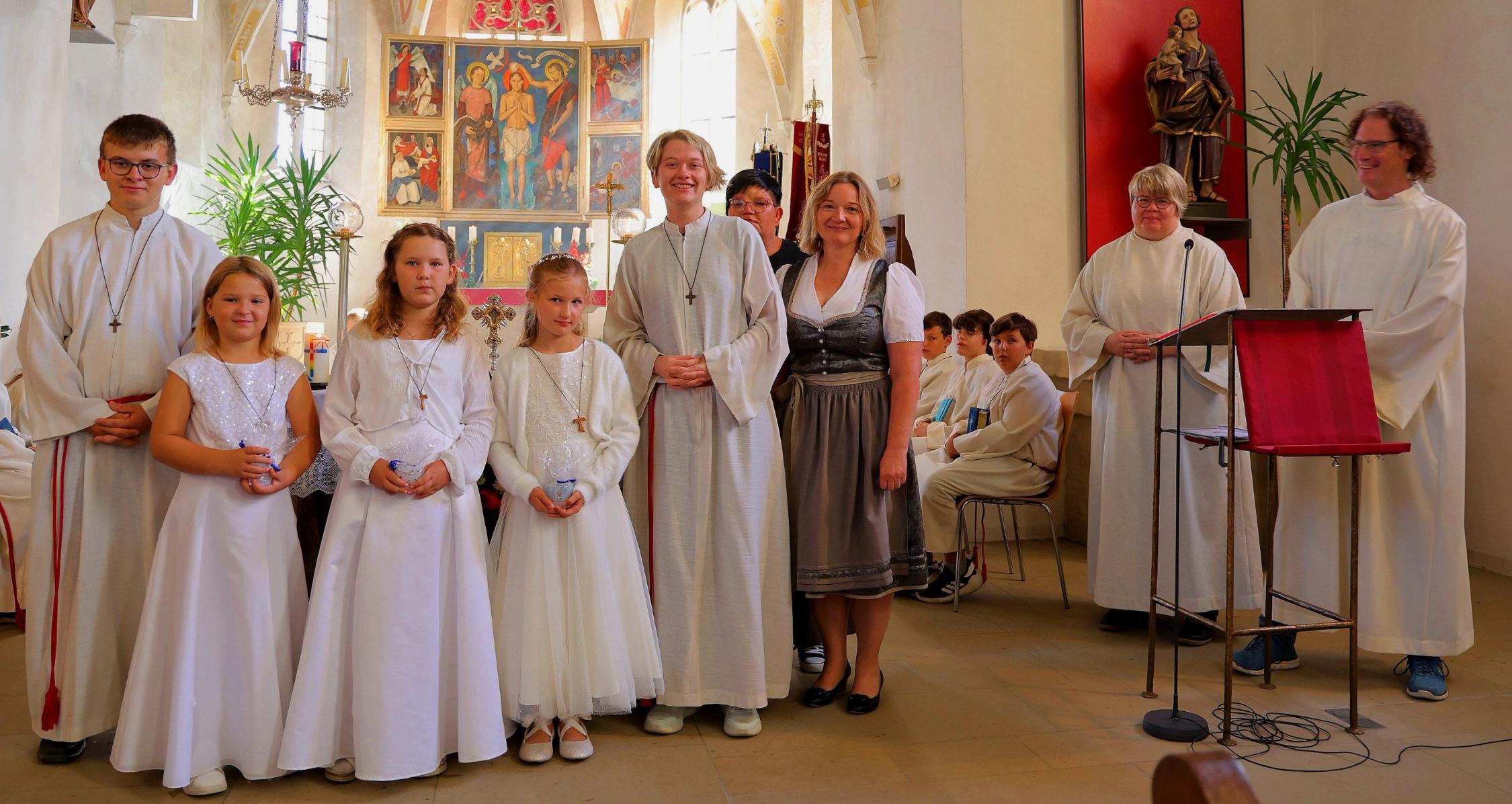 Die neuen Ministranten (v.l.) Marie Bechmann, Annika Dinkel und Marie Gründel mit den beiden Oberministranten Jakob Wudy (li) und Eva-Maria Weis. Dahinter die Ministrantenbeauftragten Andreas Lazarz und Verena Kerner sowie daneben Gottesdienstbeauftragte Kerstin Weis und Gemeindereferent Matthias Beck.