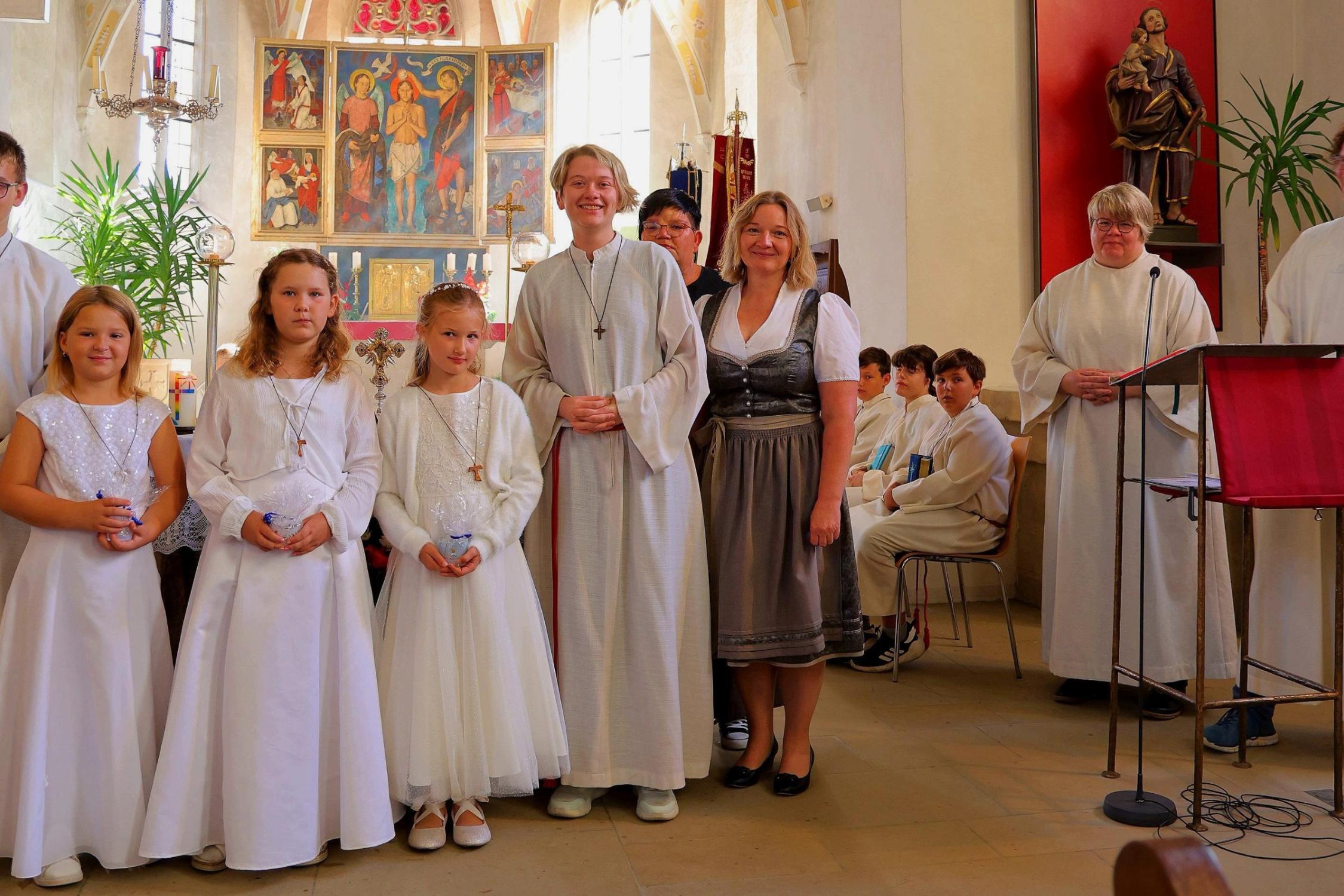 Die neuen Ministranten (v.l.) Marie Bechmann, Annika Dinkel und Marie Gründel mit den beiden Oberministranten Jakob Wudy (li) und Eva-Maria Weis. Dahinter die Ministrantenbeauftragten Andreas Lazarz und Verena Kerner sowie daneben Gottesdienstbeauftragte Kerstin Weis und Gemeindereferent Matthias Beck.