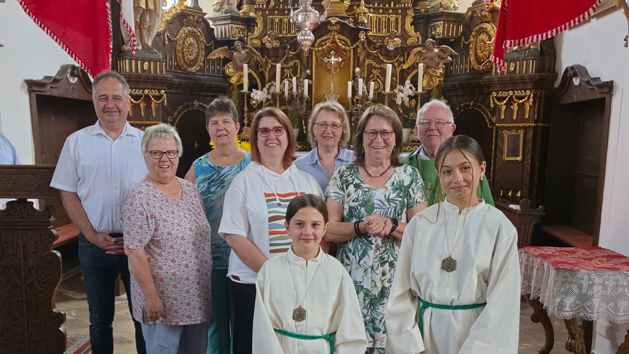 Scheidende und bleibende Pfarrgemeinderäte in Kleukheim. Reihe hinten von links: Thomas Krauß, Brigitte Esselberger und Antonie Bäuerlein gemeinsam mit Pfarrer Udo Zettelmaier. Mittlere Reihe von links: Gerlinde Gunzelmann, Daniela Eberth und Edeltraud Lieb. Reihe vorne die beiden Ministrantinnen Antonia Straif (links) und Magdalena Straif.