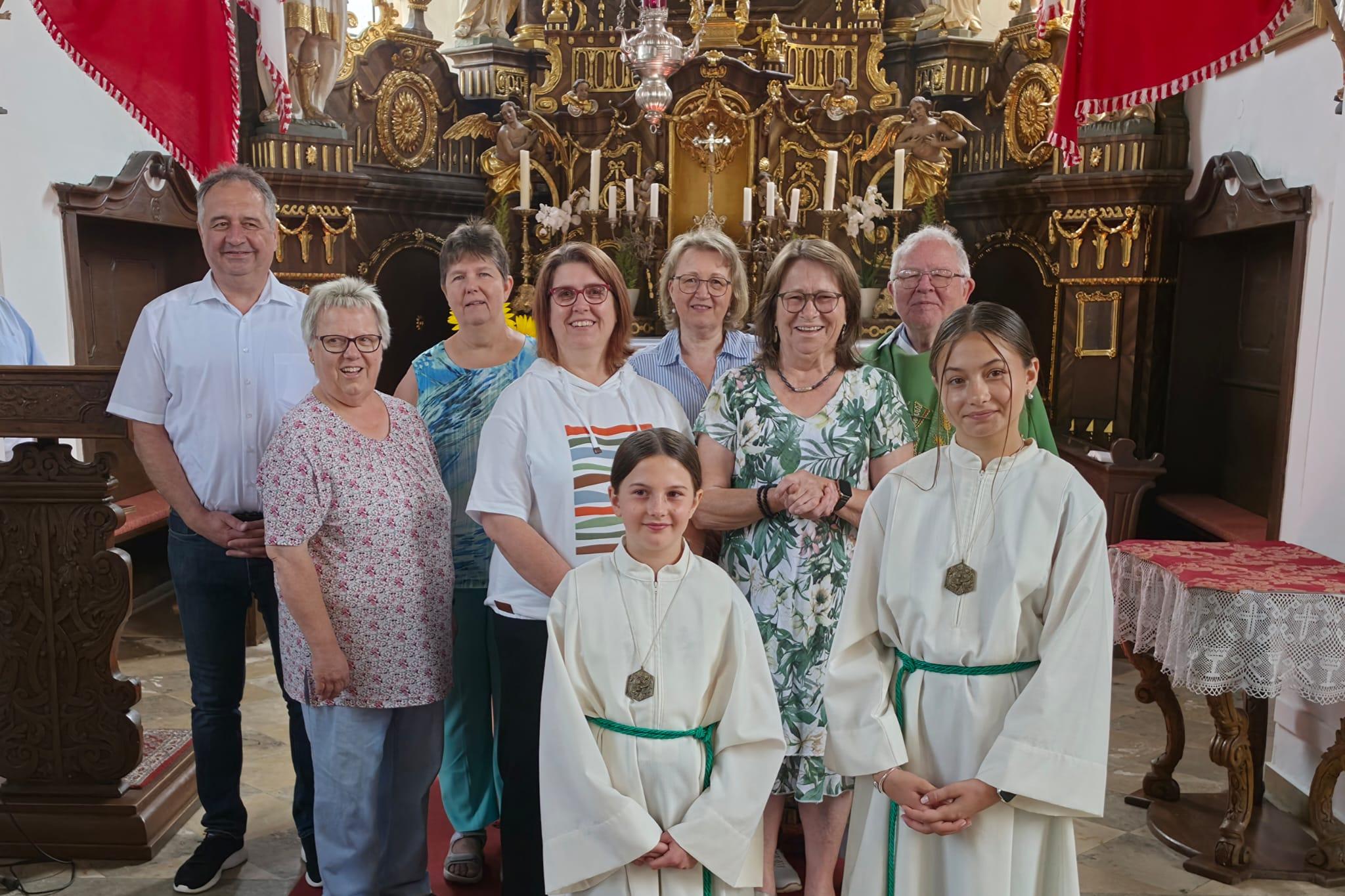 Scheidende und bleibende Pfarrgemeinderäte in Kleukheim. Reihe hinten von links: Thomas Krauß, Brigitte Esselberger und Antonie Bäuerlein gemeinsam mit Pfarrer Udo Zettelmaier. Mittlere Reihe von links: Gerlinde Gunzelmann, Daniela Eberth und Edeltraud Lieb. Reihe vorne die beiden Ministrantinnen Antonia Straif (links) und Magdalena Straif.