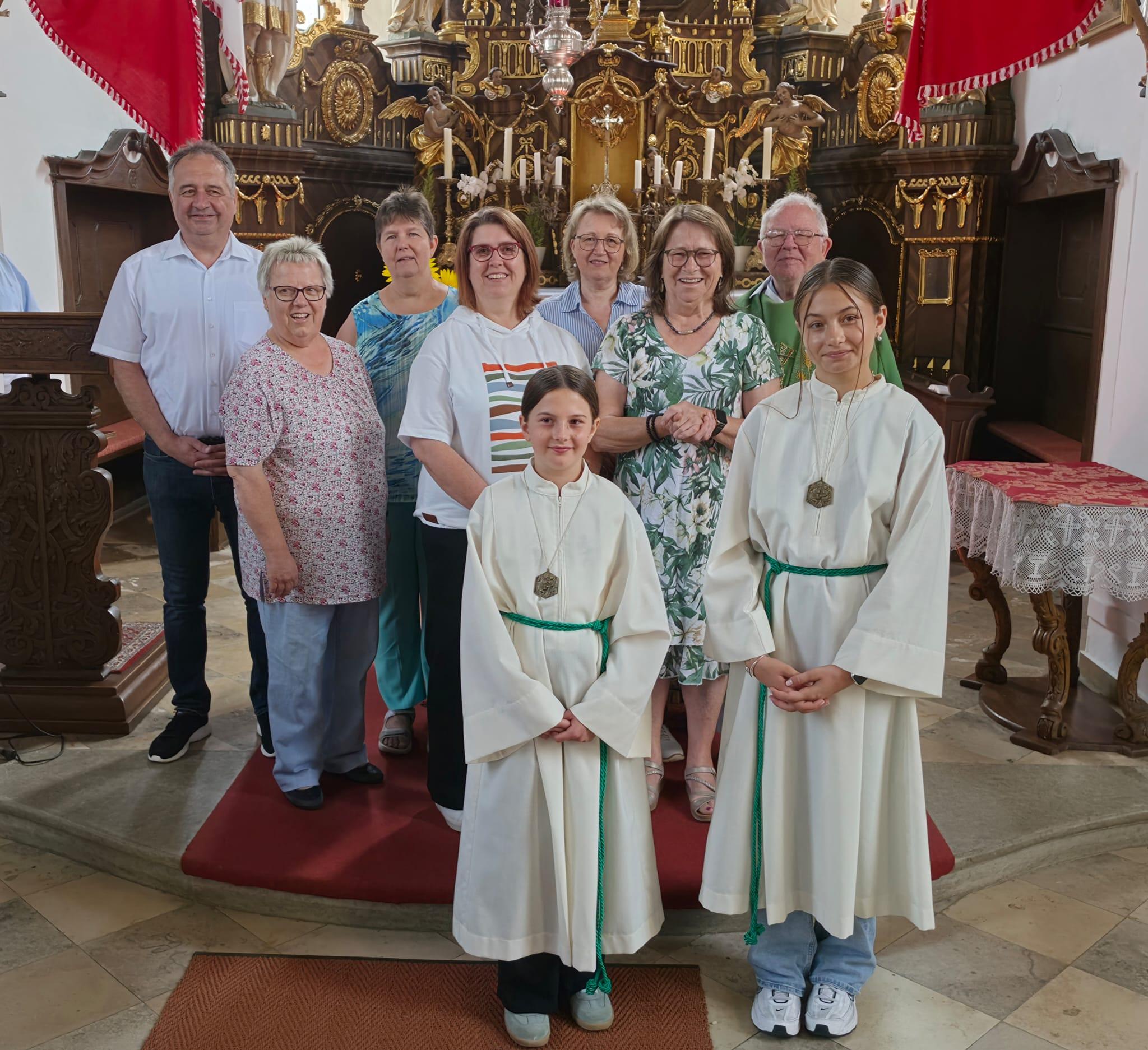 Scheidende und bleibende Pfarrgemeinderäte in Kleukheim. Reihe hinten von links: Thomas Krauß, Brigitte Esselberger und Antonie Bäuerlein gemeinsam mit Pfarrer Udo Zettelmaier. Mittlere Reihe von links: Gerlinde Gunzelmann, Daniela Eberth und Edeltraud Lieb. Reihe vorne die beiden Ministrantinnen Antonia Straif (links) und Magdalena Straif.