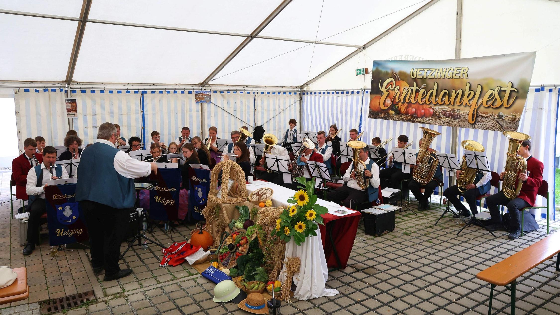 Im Anschluss an den Gottesdienst spielte die Uetzinger Blaskapelle zum Frühschoppen au