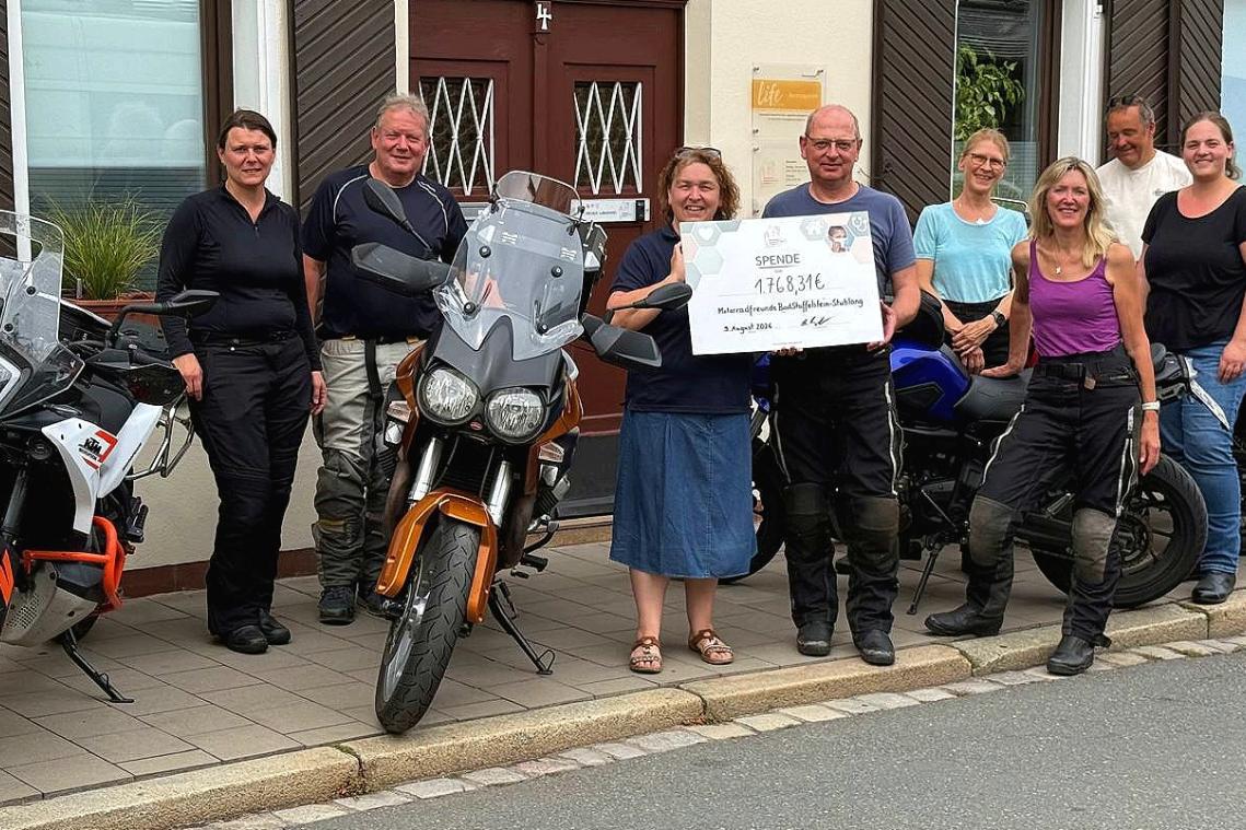Der Stublanger Kirchenpfleger Bernhard Weidner (vorne mit Scheck) übergab gemeinsam mit den Motorradfreunden Bad Staffelstein/Stublang sowie Pastoralreferentin Susanne Lindner (rechts) den Spendenscheck an  Birgit Conrads  (vorne mit Scheck) von der Elterninitiative.
