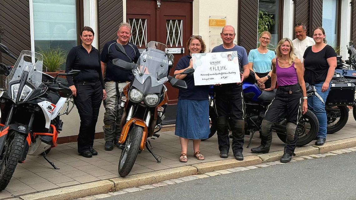 Der Stublanger Kirchenpfleger Bernhard Weidner (vorne mit Scheck) übergab gemeinsam mit den Motorradfreunden Bad Staffelstein/Stublang sowie Pastoralreferentin Susanne Lindner (rechts) den Spendenscheck an  Birgit Conrads  (vorne mit Scheck) von der Elterninitiative.