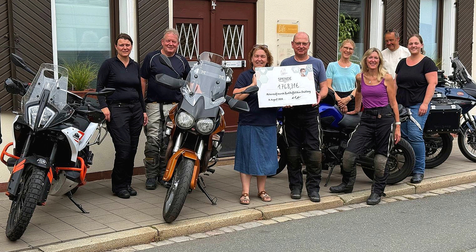 Der Stublanger Kirchenpfleger Bernhard Weidner (vorne mit Scheck) übergab gemeinsam mit den Motorradfreunden Bad Staffelstein/Stublang sowie Pastoralreferentin Susanne Lindner (rechts) den Spendenscheck an Birgit Conrads (vorne mit Scheck) von der Elterninitiative.