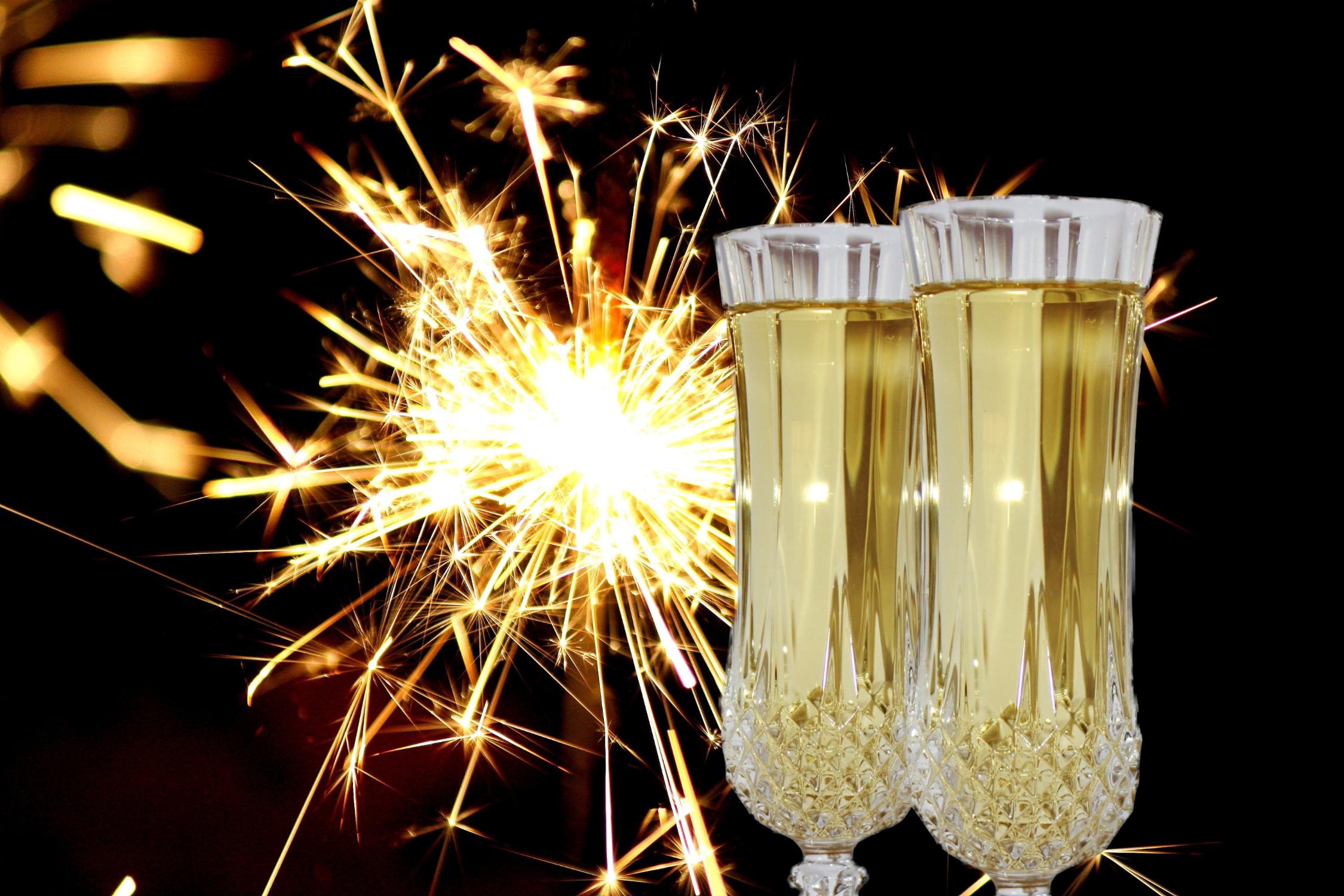 Symbolbild Neujahr Empfang Sekt Silvester