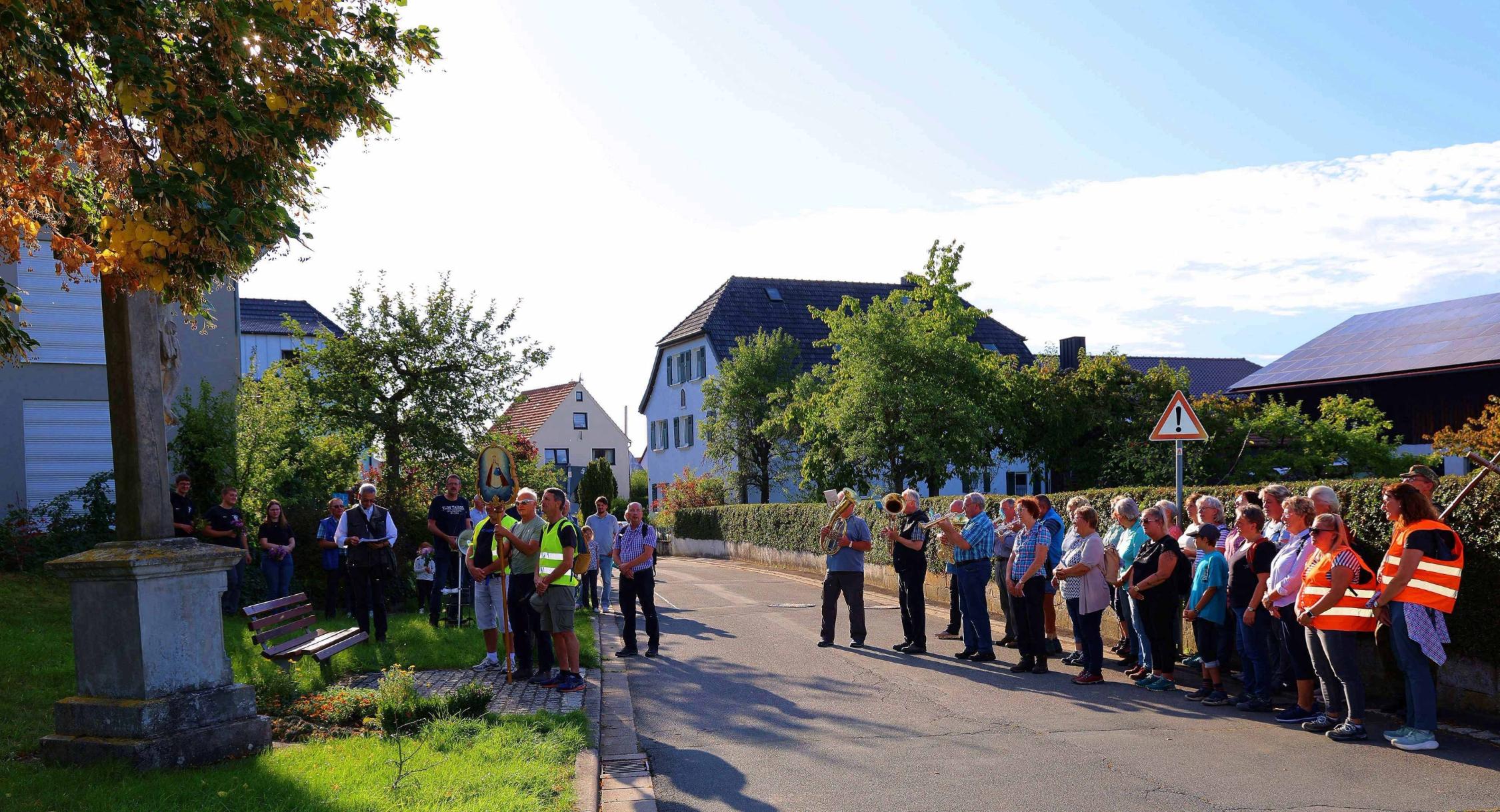 Wallfahrt_Grundfeld_0011 : Am Grundfelder Kreuz bedankte sich der Wallfahrtsführer Richard Lurz bei allen, die zum guten Gelingen der Wallfahrt beitrugen.