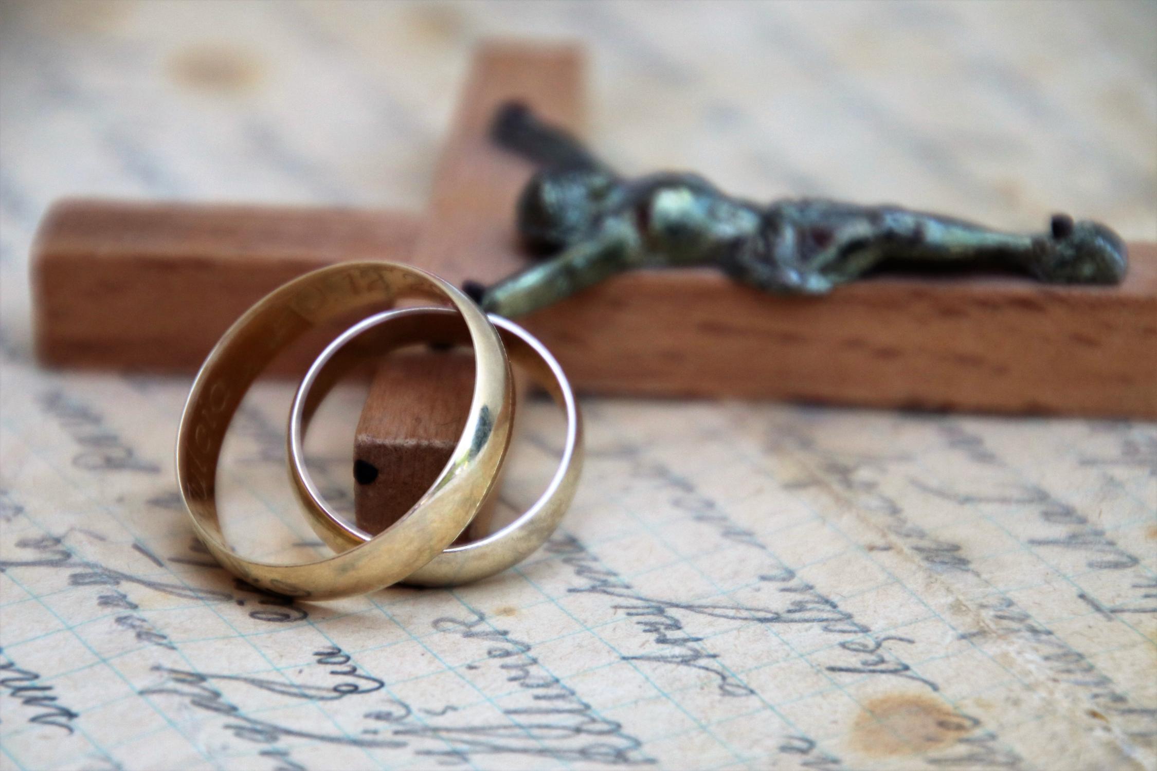 Die Hochzeit ist ein Sakrament, das eine lebenslange, unauflösliche Gemeinschaft vor Gott und der Kirche besiegelt.