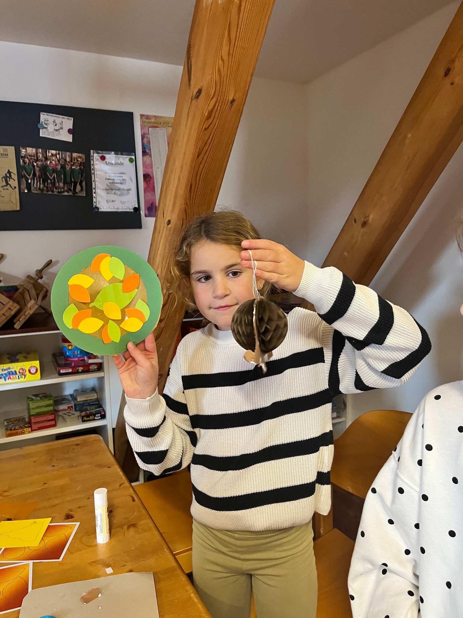 Fertig - stolz werden wird der Pompom-Igel und das Fensterbild gezeigt