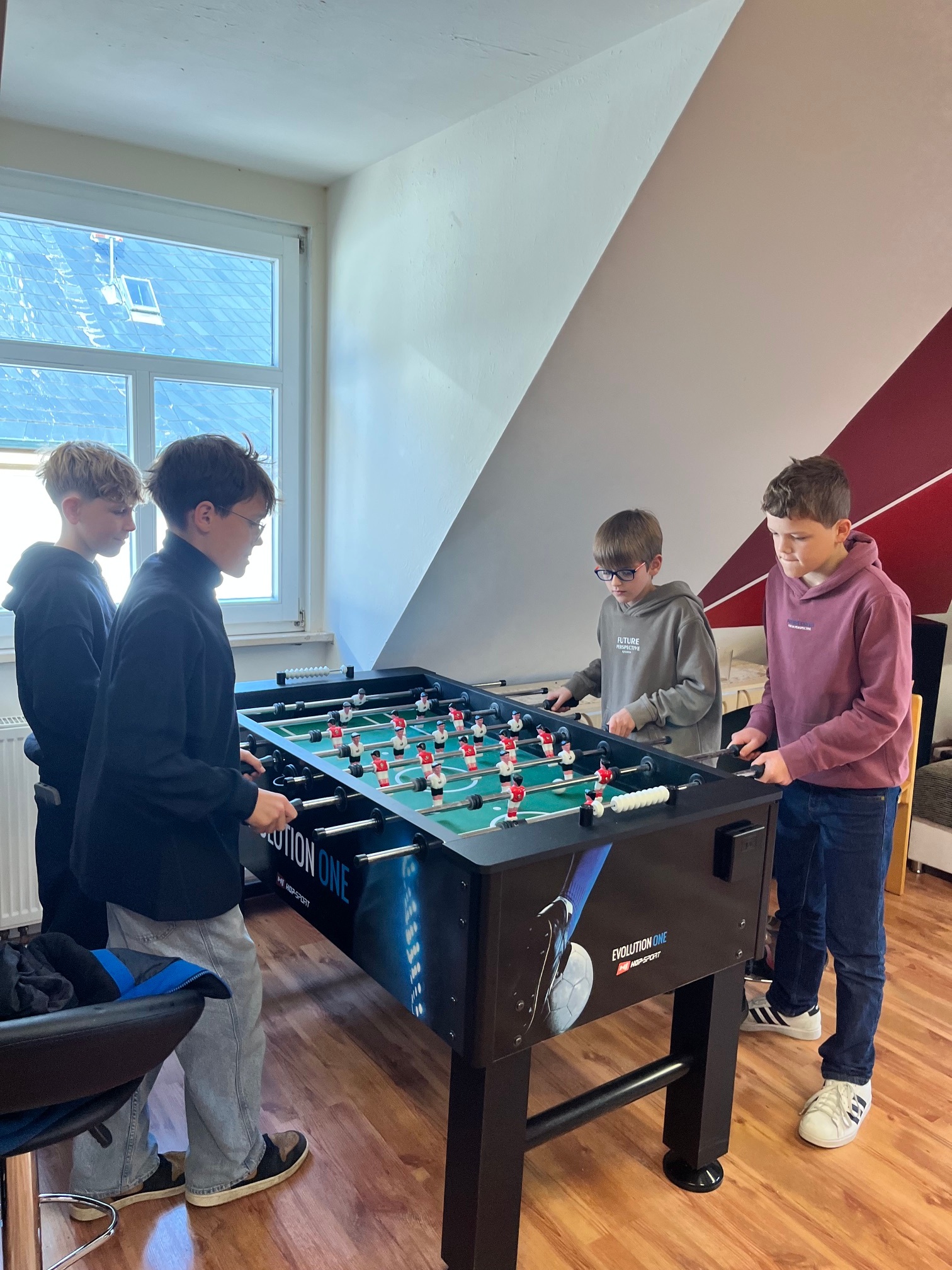 Ein Spiel unter Freunden am Kickertisch