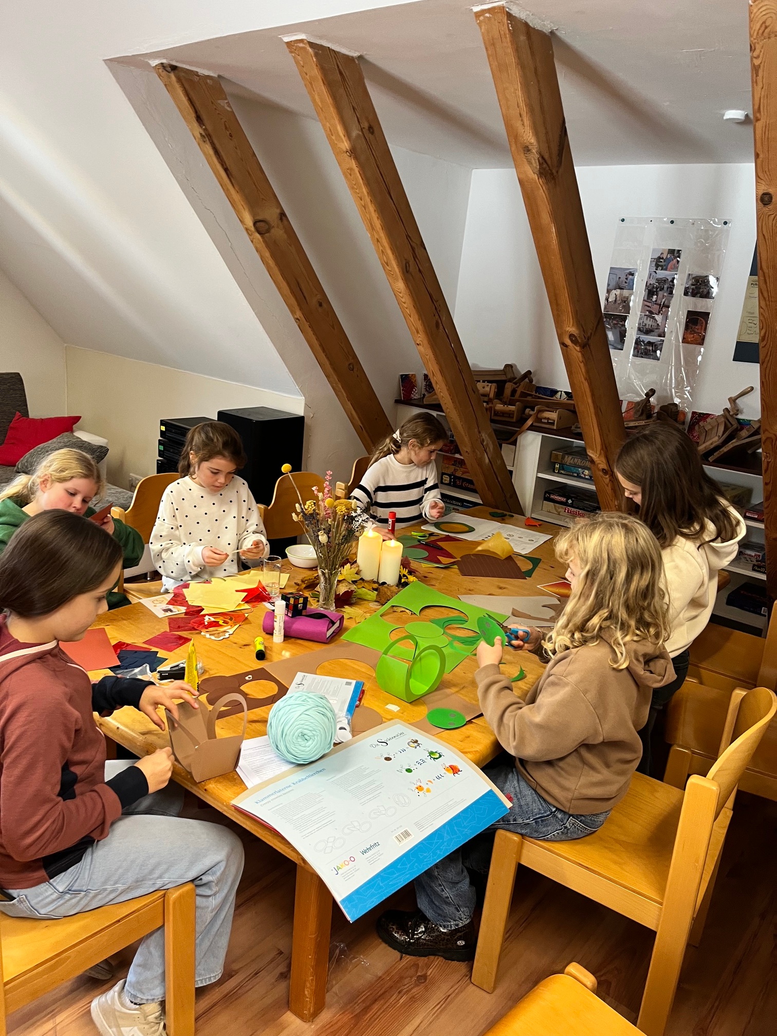 Ministrantinnen aus Ebensfeld beim Basteln