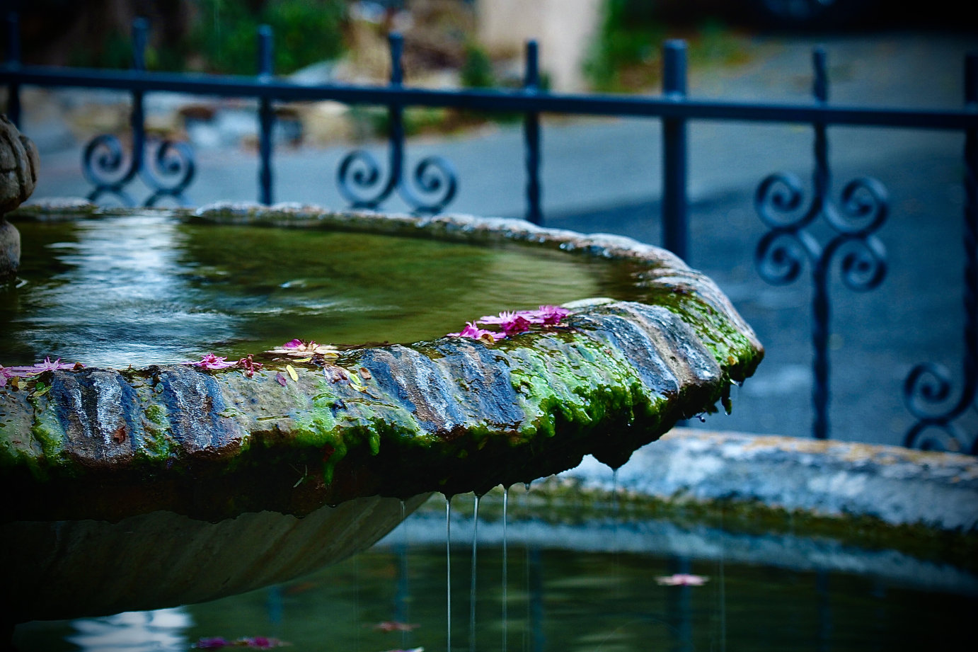 klassischer überlaufender Brunnen